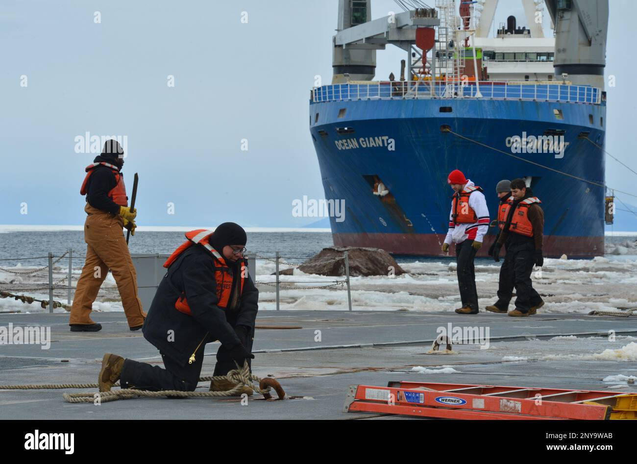 Soldats des États-Unis La brigade de transport de l'armée 7th (expéditionnaire) relie des sections du système modulaire de pont-jetée du navire de cargaison MV Ocean Giant, affrété par le Commandement du transport militaire de marchandises, à la station McMurdo, en Antarctique. La Force opérationnelle interarmées – Forces de soutien Antarctique (foi–SFA) supervise les activités des services conjoints et fournit un appui du ministère de la Défense à la National Science Foundation (NSF) et au United States Antarctic Program (USAP) par le biais de l'opération Deep Freeze. Banque D'Images