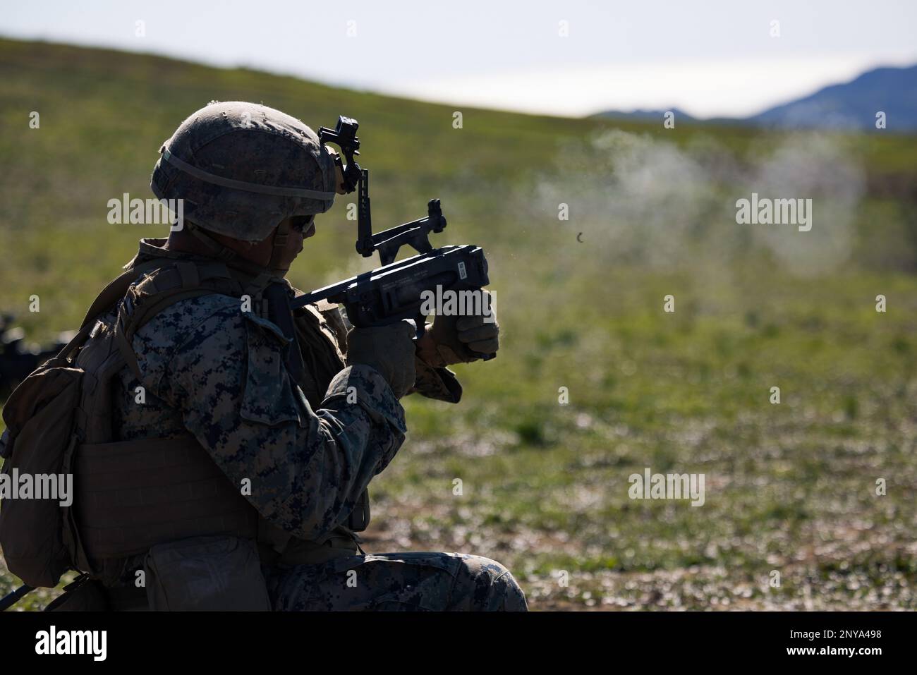 ÉTATS-UNIS Le caporal Samuel Gamez, un grenadier du 1st Bataillon de reconnaissance en armes légères, 1st Division Marine, utilise un lanceur de grenade M320 pour tirer sur des cibles lors de la compétition annuelle de l'escouade MARDIV de 1st sur le camp de base du corps maritime Pendleton, Californie, le 7 février 2023. La compétition d’escouade d’une semaine comprend une variété de tâches liées au combat conçues pour évaluer la compétence de chaque escouade. Gamez est originaire de Pauls Valley, Oklahoma. Banque D'Images