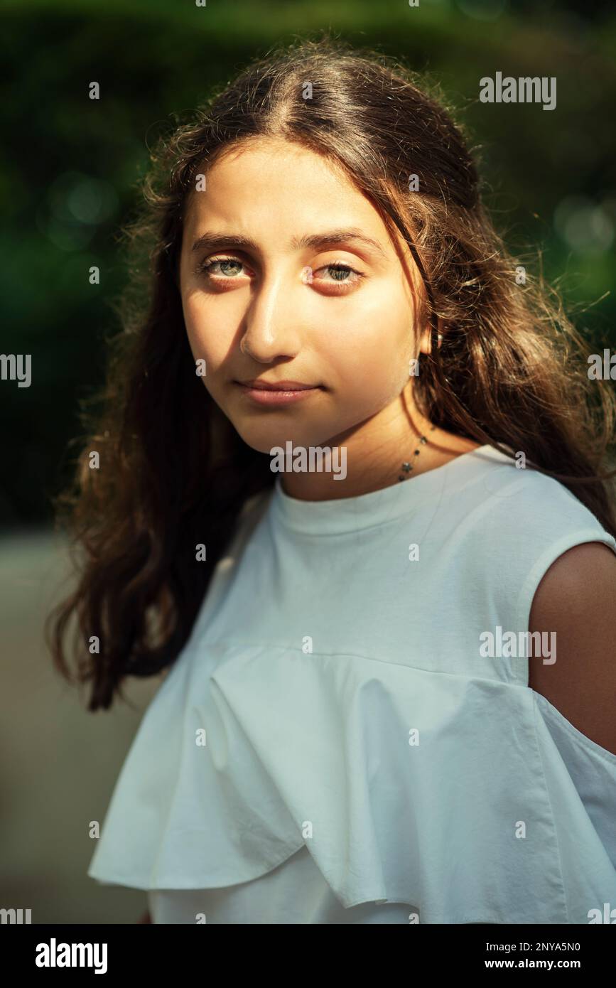 Triste adolescente regardant l'appareil photo à l'extérieur Banque D'Images