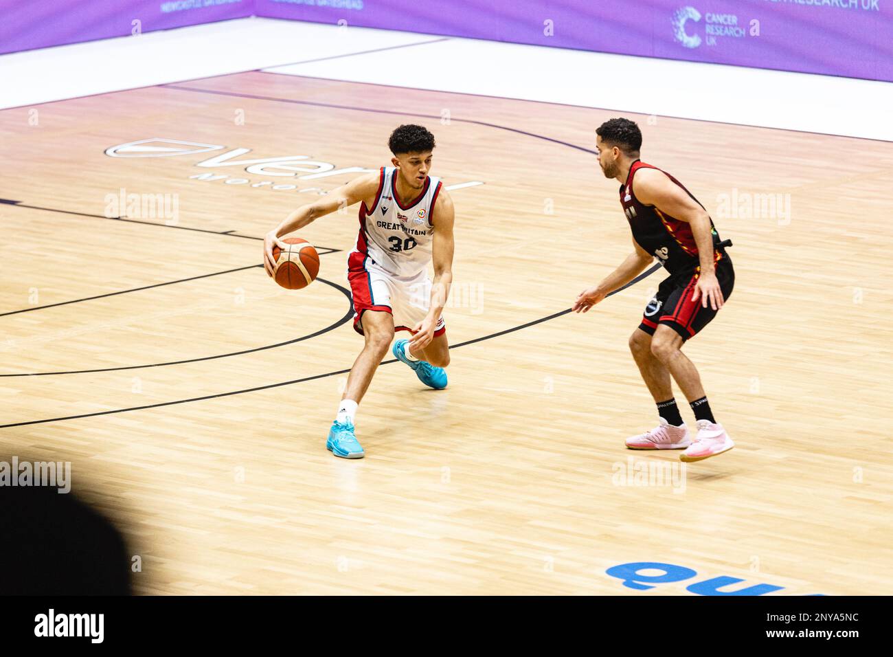 L'équipe de basket-ball de GB mens perd en Belgique 59- 88 lors d'une qualification à la coupe du monde FIBA à Newcastle vertu Arena le 24 février 2023. GB Quinn Ellis avec le ballon. copyright caroljmoir/Alamy Banque D'Images