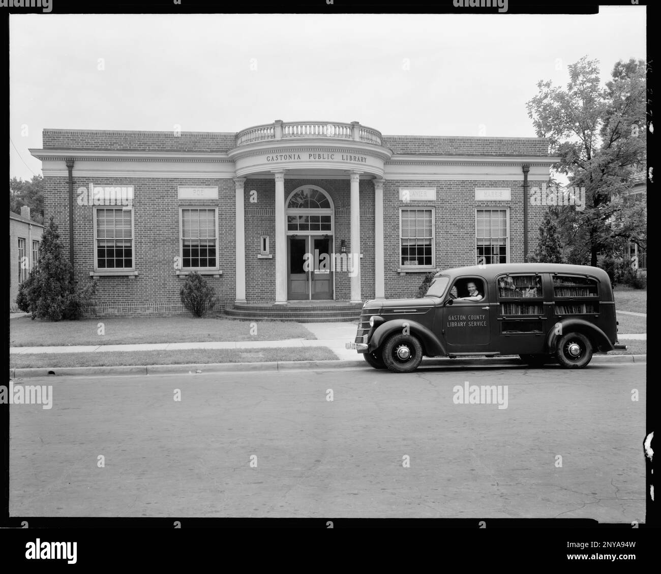 Gaston County Bookmobile, Gastonia, Gaston County, Caroline du Nord. Carnegie Etude de l'architecture du Sud. États-Unis, Caroline du Nord, Gaston County, Gastonia, Bookmobiles, Brickwork, Columns, Porticoes, Porches , bibliothèques publiques. Banque D'Images