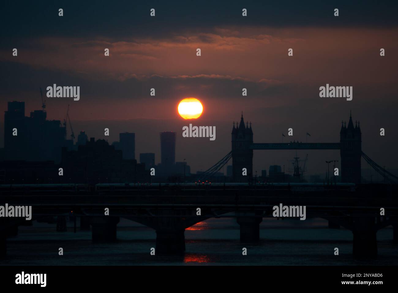 LONDRES, ROYAUME-UNI. 2nd MARS : lever du soleil à Londres Blackfriers. La vie quotidienne. Federico Guerra Maranesi crédit: Federico Guerra Morán/Alamy Live News Banque D'Images