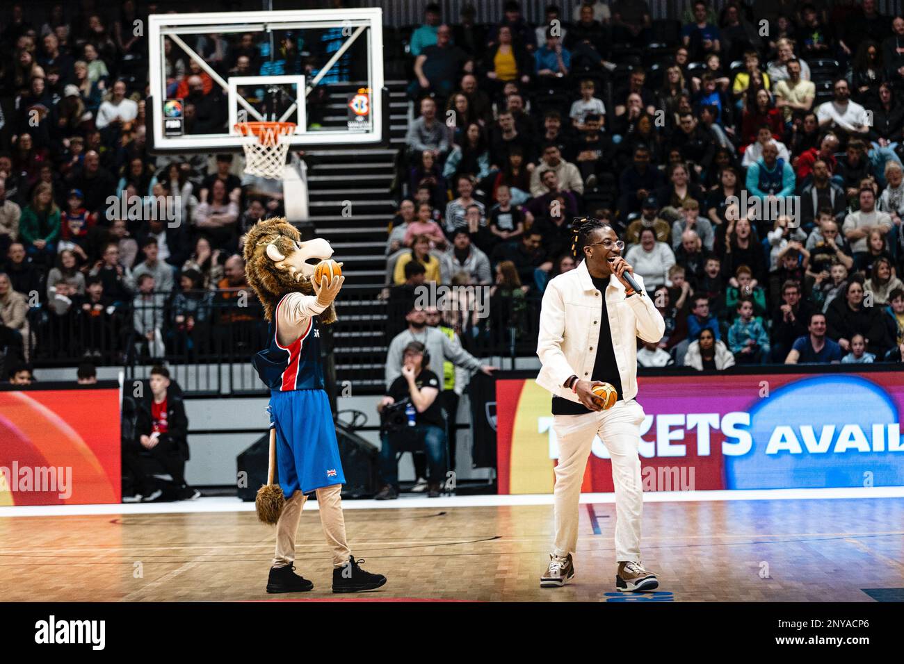 L'équipe de basket-ball de GB mens perd en Belgique 59- 88 lors d'une qualification à la coupe du monde FIBA à Newcastle vertu Arena le 24 février 2023. MC Stan Kadzunge et la mascotte GB. copyright caroljmoir/Alamy Banque D'Images
