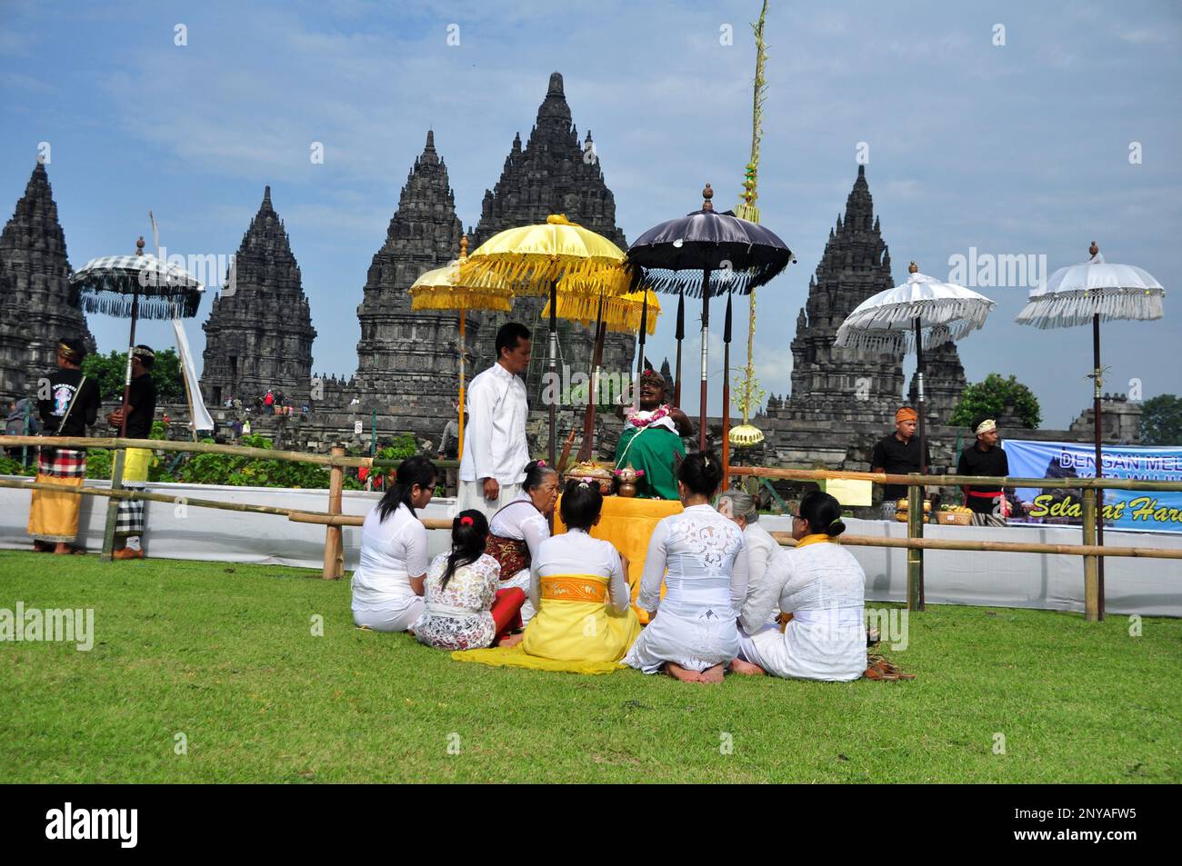 Yogyakarta, Indonésie - 30 mars 2014 : cérémonie religieuse de la journée hindoue dans la cour du temple de Prambanan, Yogyakarta - Indonésie Banque D'Images