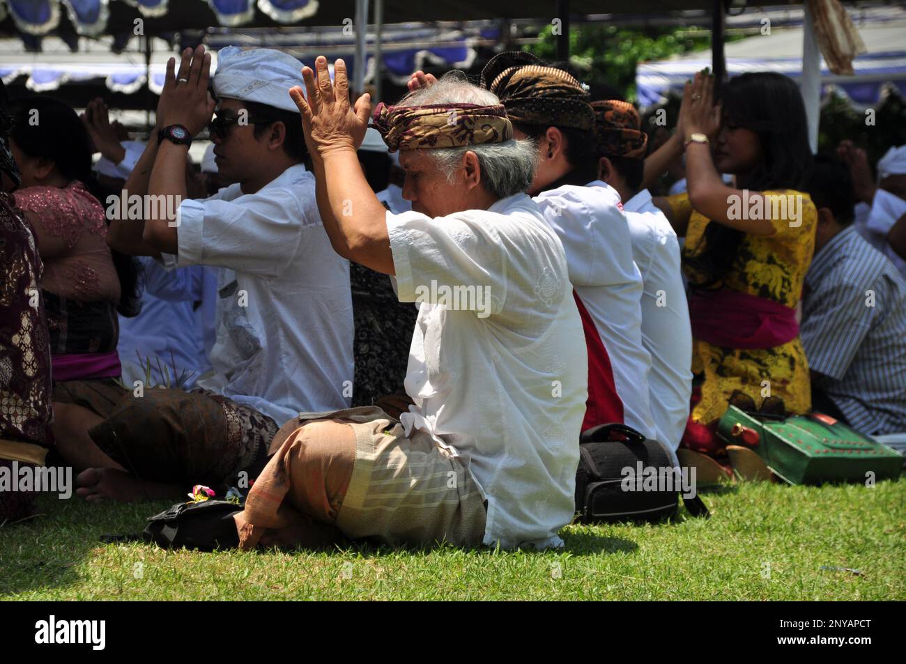 Yogyakarta, Indonésie - 30 mars 2014 : cérémonie religieuse de la journée hindoue dans la cour du temple de Prambanan, Yogyakarta - Indonésie Banque D'Images