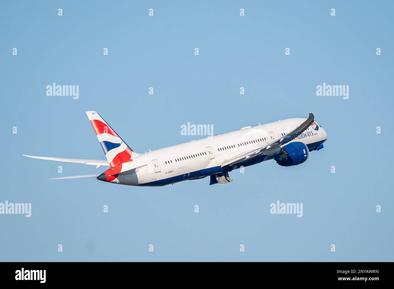 HEATHROW, LONDRES, ROYAUME-UNI - 13 février 2021: Airbus A319-131 G-EUOE de British Airways décollage de l'aéroport international de Heathrow. Banque D'Images