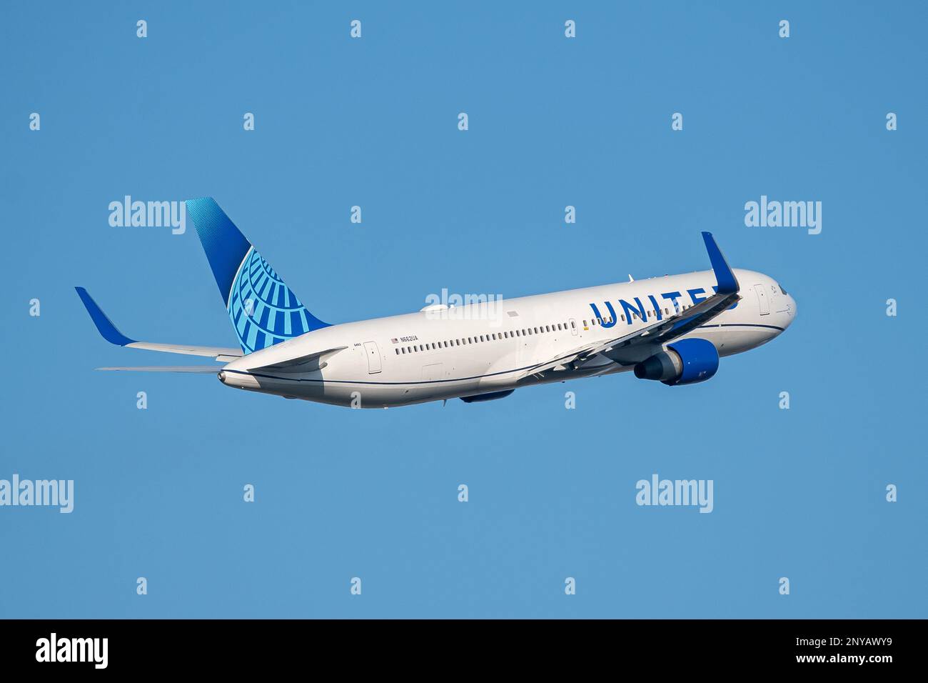 Londres, Royaume-Uni - 13 février 2023 : le Boeing 737 de United Airlines part de l'aéroport de Londres Heathrow l'avion a une portée de 6 340 miles avec 177 sièges Banque D'Images