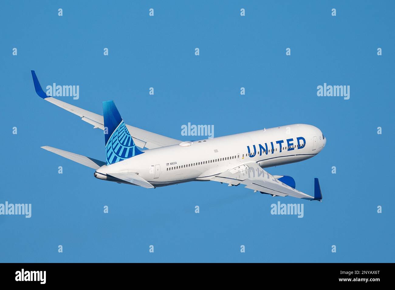 Londres, Royaume-Uni - 13 février 2023 : le Boeing 737 de United Airlines part de l'aéroport de Londres Heathrow l'avion a une portée de 6 340 miles avec 177 sièges Banque D'Images