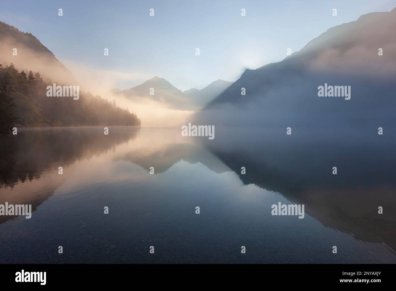 Lumière matinale au lac Heiterwanger, Alpes Ammergauer, Reutte, Tyrol, Autriche, Alpes, Europe Banque D'Images