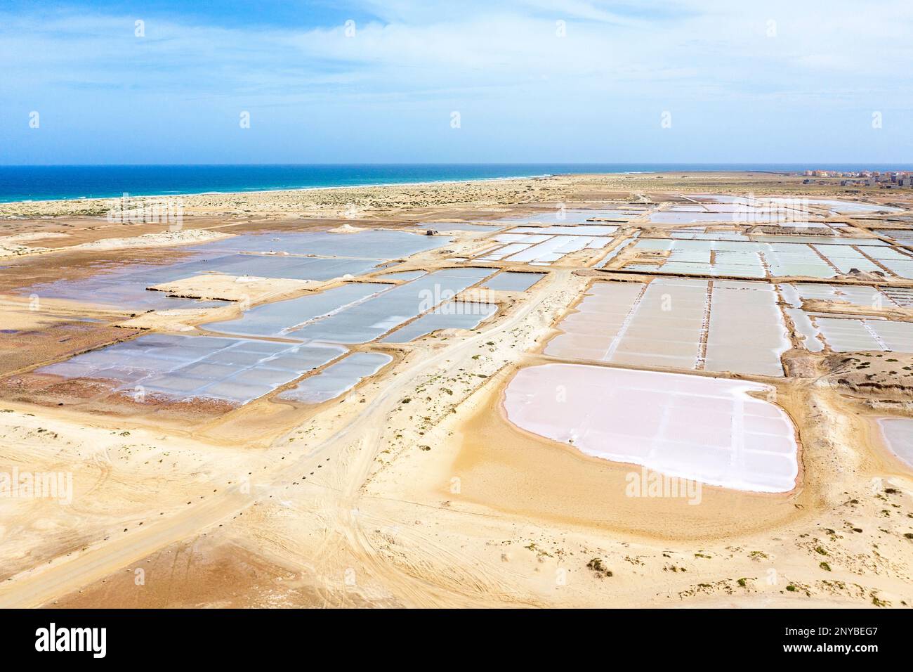 Vue aérienne des mines de sel de Santa Maria sur la côte est de l'île de Sal à Cabo Verde Banque D'Images