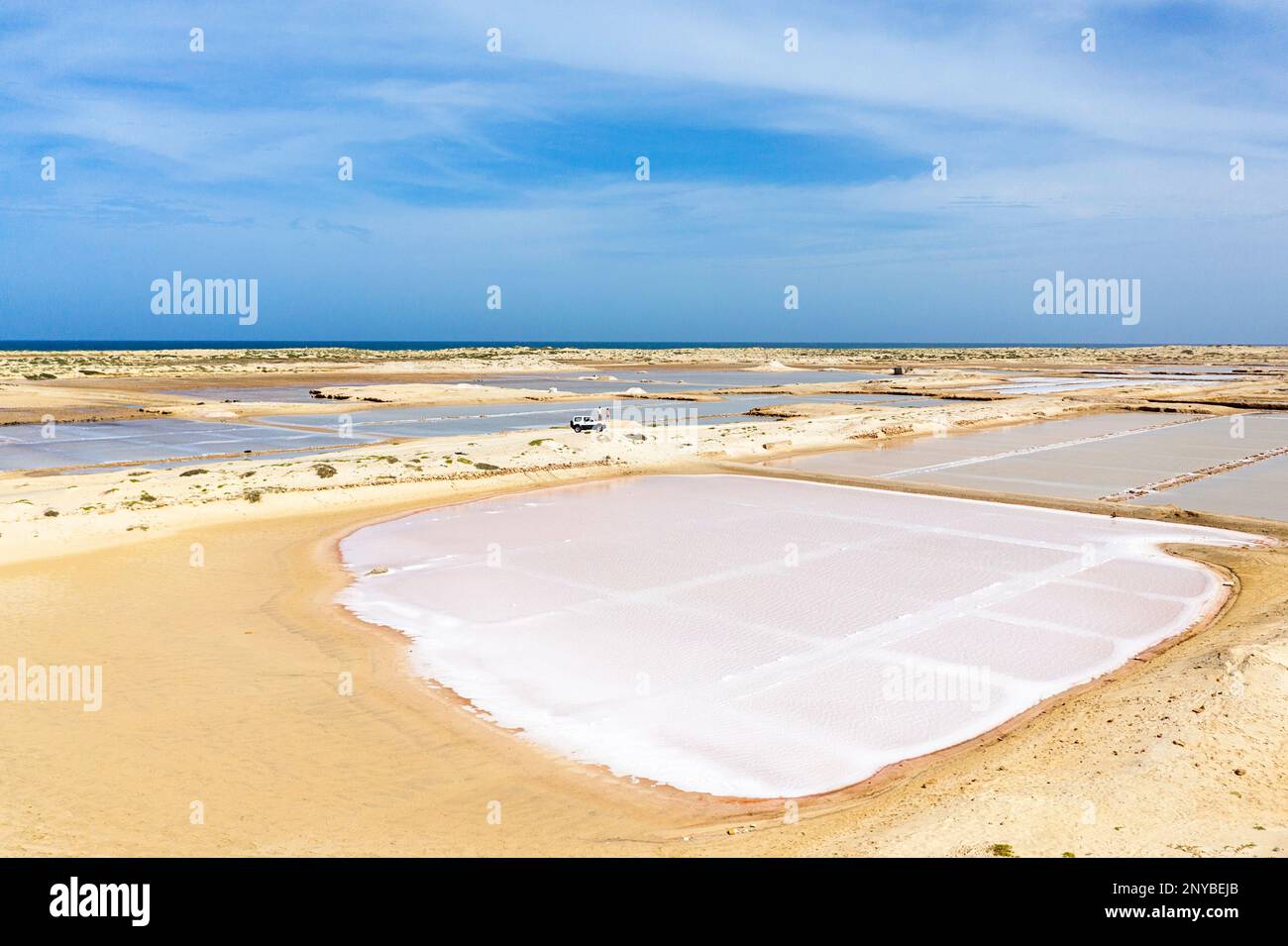 Vue aérienne des mines de sel de Santa Maria sur la côte est de l'île de Sal à Cabo Verde Banque D'Images