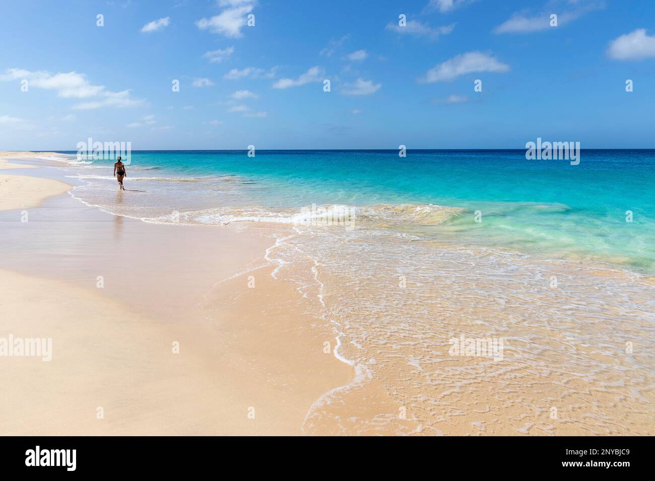 Touriste, femme marchant sur une belle plage isolée pendant des vacances en famille sur l'île de Sal, Cabo verde, Afrique Banque D'Images