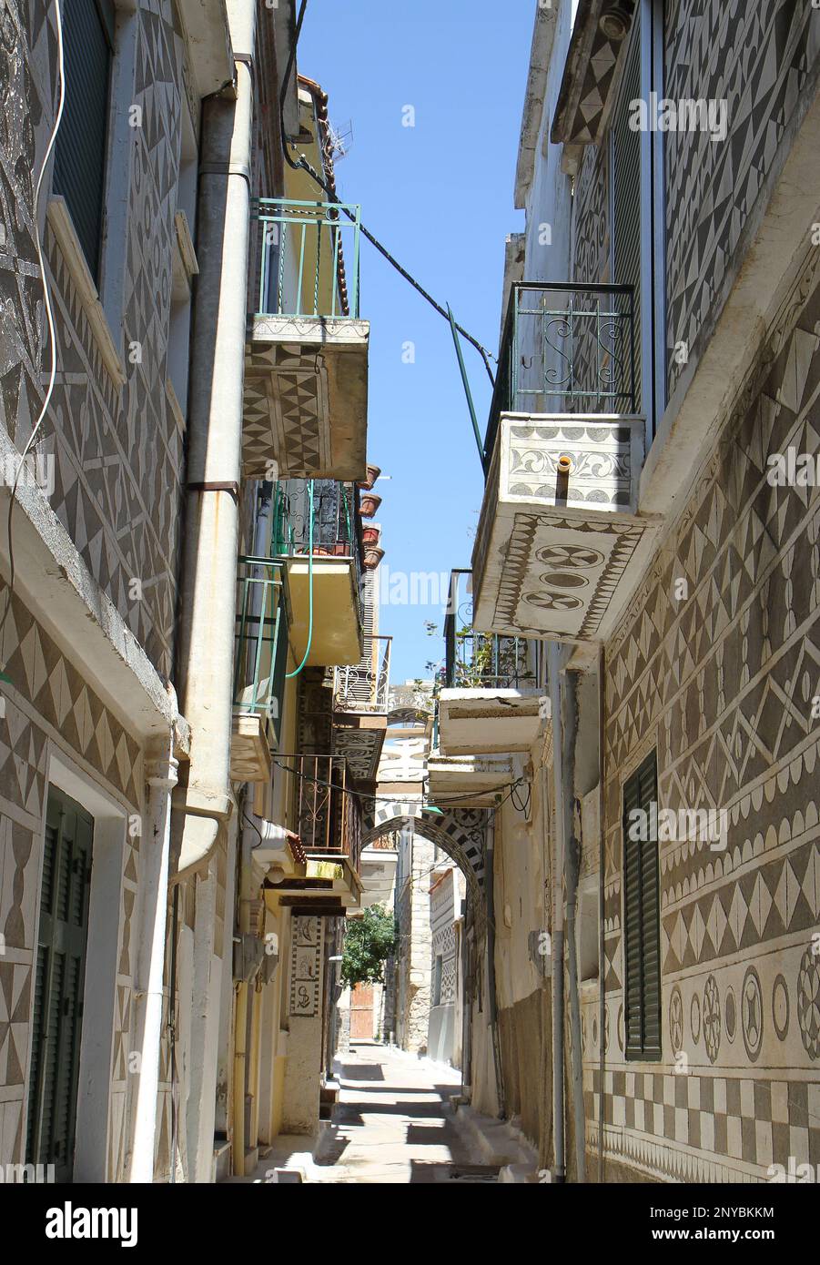 Rues étroites du village de Pyrgi et maisons aux motifs décoratifs à Chios, Grèce Banque D'Images