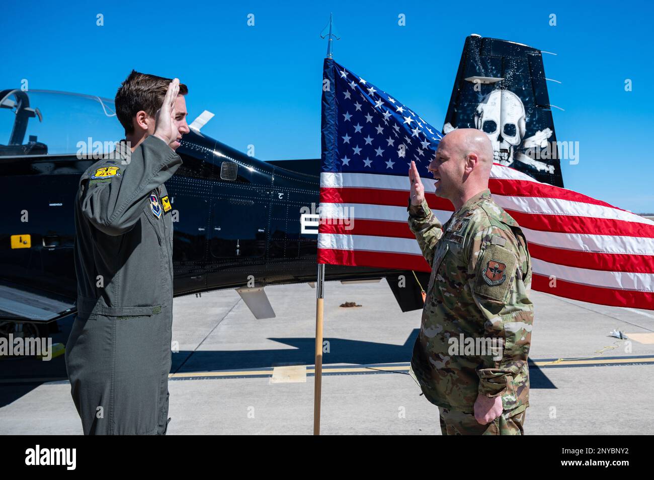 ÉTATS-UNIS Le capitaine de la Force aérienne Dylan Rabbit, officier exécutif de l'escadre d'entraînement au vol 47th (à gauche), donne le serment d'enrôlement au Sgt. Principal David Snarr, chef de commandement de l'escadre d'entraînement au vol 47th (à droite), alors qu'il subit son enrôlement final. « Le réenrôlement était une évidence », a déclaré Snarr. « Après 24 ans au sein de la Force aérienne, j’ai été béni avec beaucoup de missions et de missions de grande qualité. Je n'aurais pas pu choisir un meilleur moment ou un meilleur endroit pour le faire - ici à Laughlin avec Team XL. Quand il est venu de choisir l'officier pour présider mon engagement, c'était une décision facile de regarder l'instru de première affectation Banque D'Images