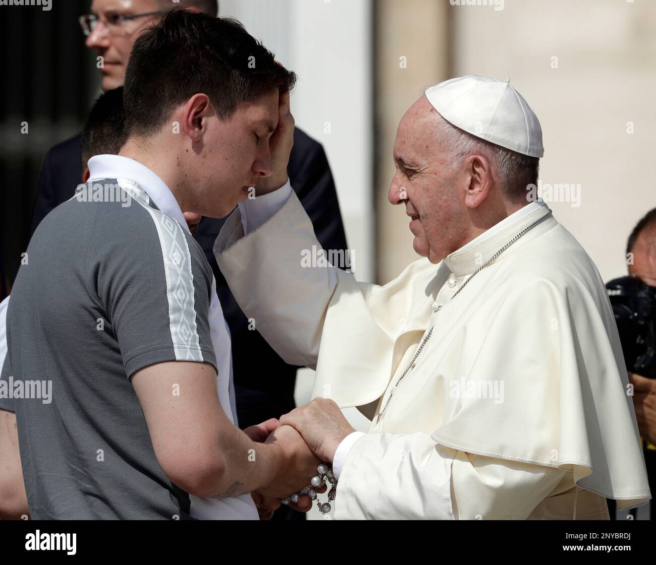 Pope Francis blesses plane crash survivor Jakson Follmann of the Chapecoense soccer team at the end of his weekly general audience, at the Vatican, Wednesday, Aug. 30, 2017. Chapecoense will play AS Roma on Thursday in a charity match to raise funds for the team following last year's plane crash in Colombia where only three players of the 77 passengers on board survived. (AP Photo/Andrew Medichini) Banque D'Images