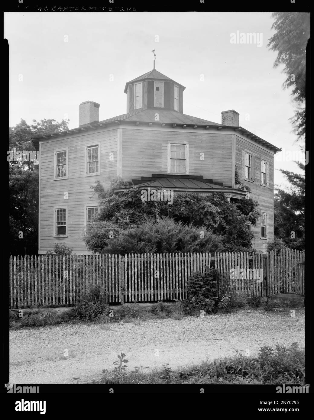 Palais de justice original, Beaufort, comté de Carteret, Caroline du Nord. Carnegie Etude de l'architecture du Sud. États-Unis, Caroline du Nord, Carteret County, Beaufort, palais de justice, Clôtures, bâtiments hexagonaux, coupoles. Banque D'Images