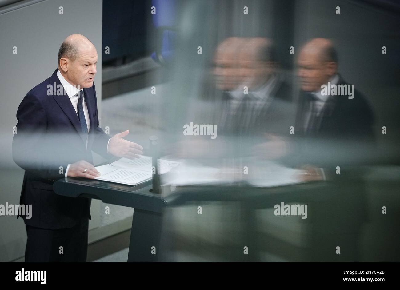 Berlin, Allemagne. 02nd mars 2023. Le chancelier OLAF Scholz (SPD) parle au Bundestag. Dans une déclaration du gouvernement, le chancelier Scholz a parlé de la guerre d'agression russe en Ukraine, un an après son discours sur le tournant du temps. Credit: Kay Nietfeld/dpa/Alay Live News Banque D'Images
