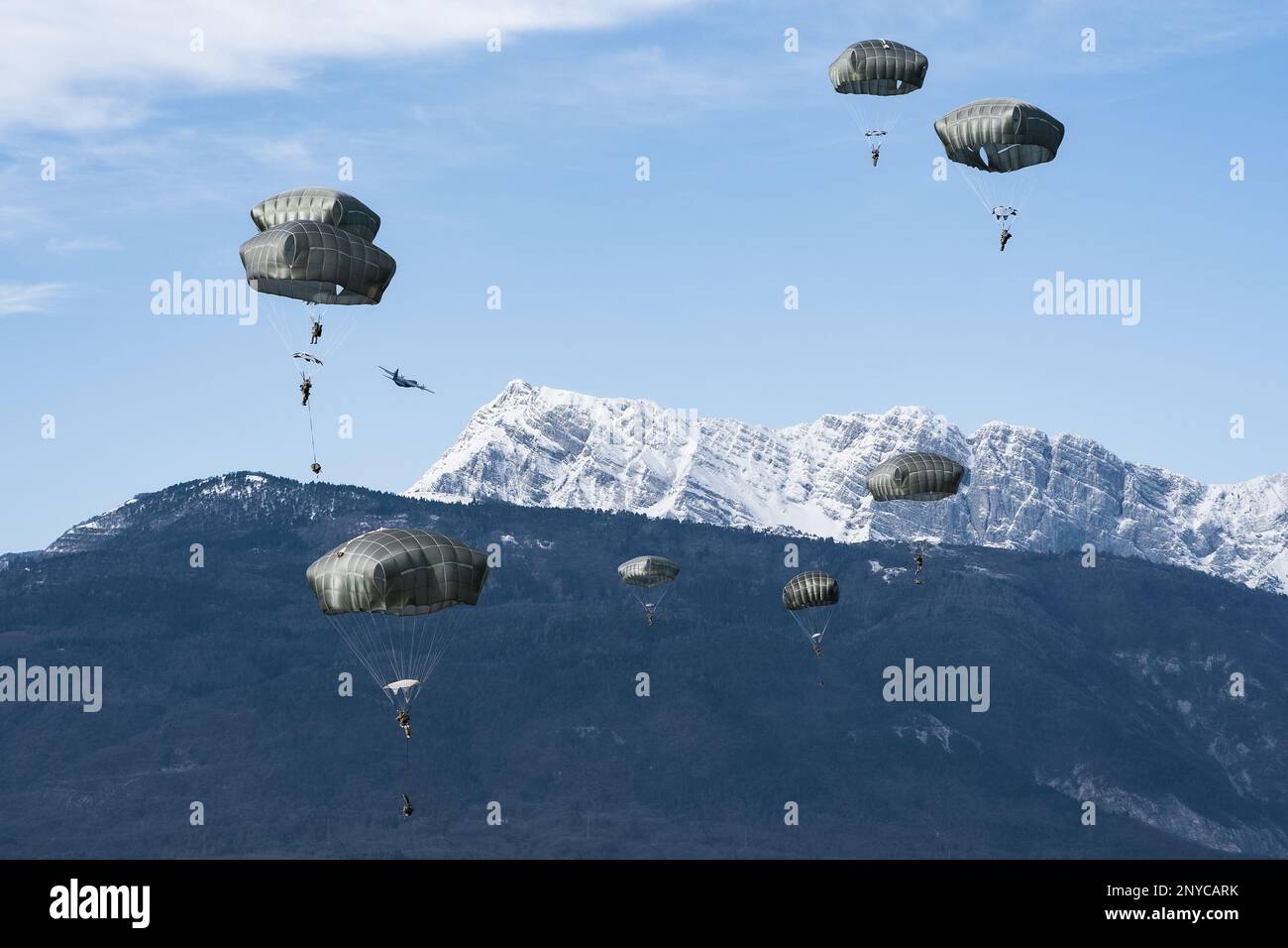 ÉTATS-UNIS Les parachutistes de l'armée affectés au 2nd Bataillon, 503rd Parachute Infantry Regiment, 173rd Airborne Brigade effectuent une opération aérienne dans la zone de Juliet Drop à Pordenone, en Italie, le 25 janvier 2023. La Brigade aéroportée de 173rd est la U.S. La Force de réaction en cas d'urgence de l'armée en Europe, fournissant des forces rapidement déployables aux États-Unis les domaines de responsabilité de l'Europe, de l'Afrique et du Commandement central. Déployée en Italie et en Allemagne, la brigade s'entraîne régulièrement aux côtés des alliés et partenaires de l'OTAN pour établir des partenariats et renforcer l'alliance. Banque D'Images