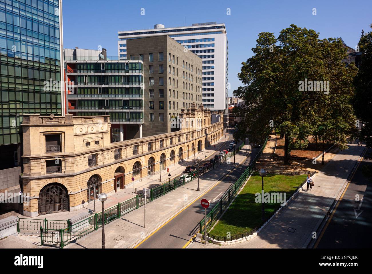 Bilbao, Espagne - 02 août 2022: Rue Uribitarte, avec la façade de l'ancien dépôt franco en premier plan, le bâtiment Albia en arrière-plan Banque D'Images