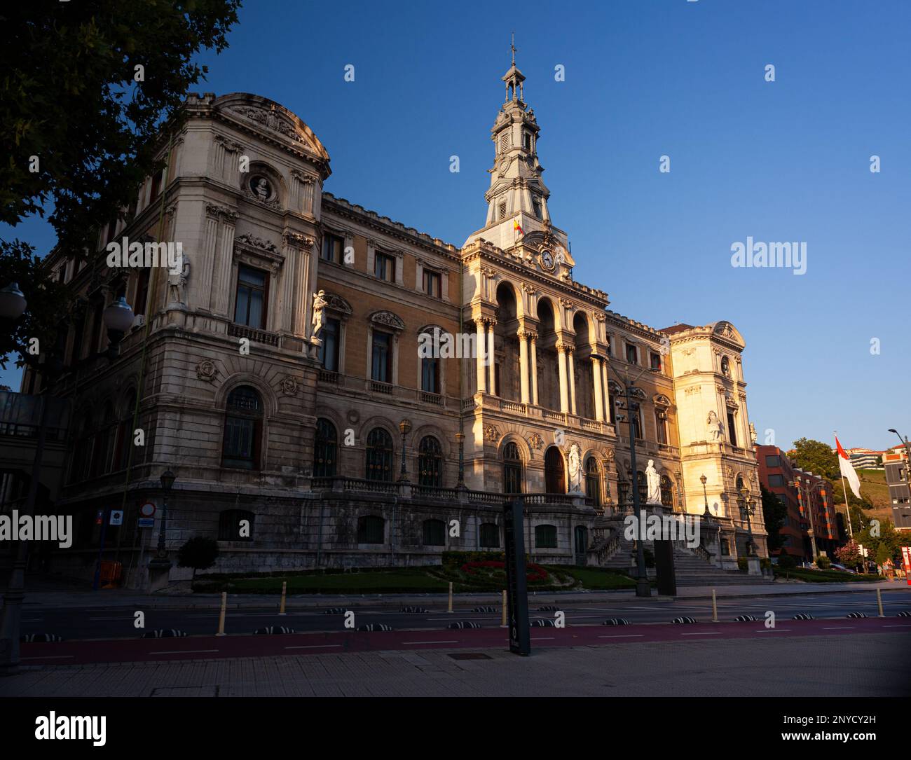 Bilbao, Espagne - 02 août 2022 : vue sur l'hôtel de ville de Bilbao au coucher du soleil Banque D'Images