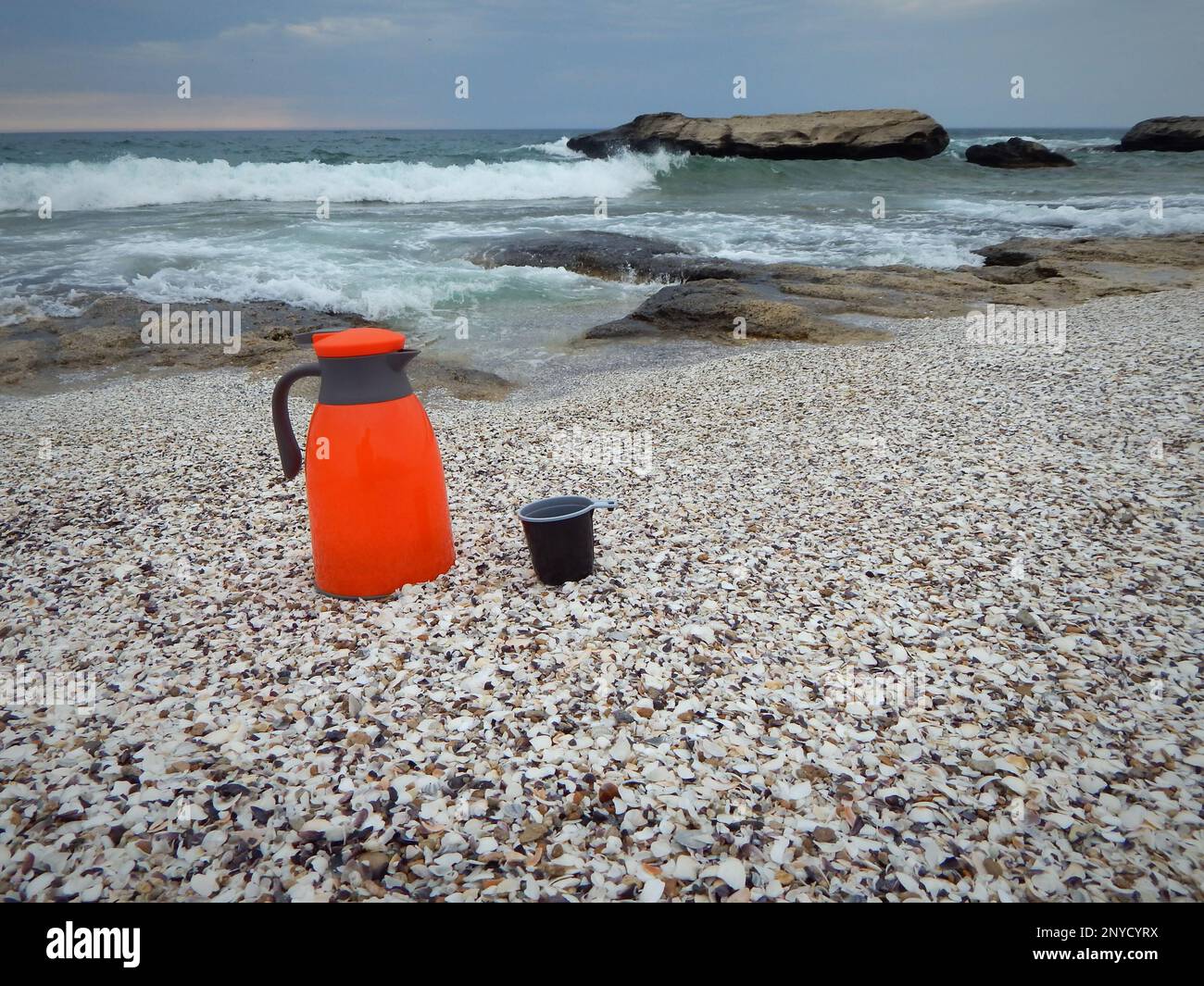 Thermos orange sur les rives de la mer Caspienne. Kazakhstan. Région de Mangistau. 15 juillet. 2020 ans. Banque D'Images