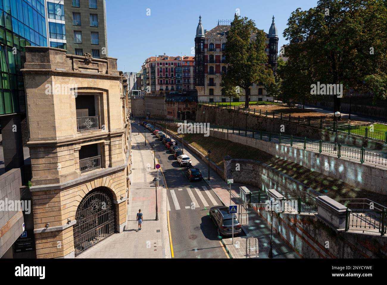 Bilbao, Espagne - 02 août 2022: Rue Uribitarte, avec la façade de l'ancien dépôt franco en premier plan, le bâtiment Albia en arrière-plan Banque D'Images