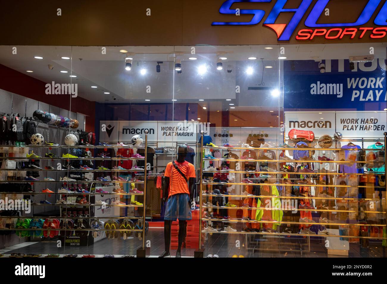 Un magasin de sport dynamique à l'intérieur du Seef Mall à Manama, Bahreïn, offrant un mélange dynamique d'équipement sportif et d'énergie moderne de vente au détail au moyen-Orient. Banque D'Images