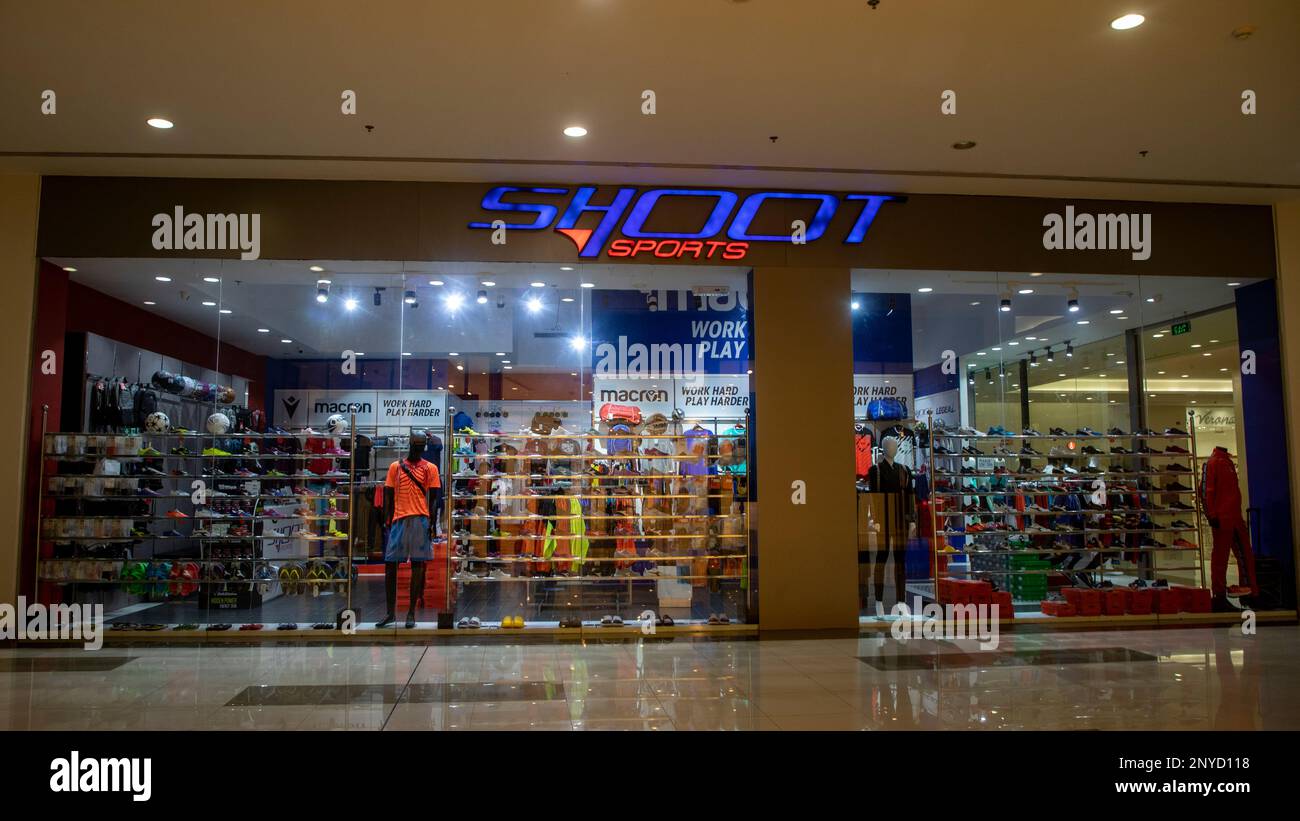 Un magasin de sport dynamique à l'intérieur du Seef Mall à Manama, Bahreïn, offrant un mélange dynamique d'équipement sportif et d'énergie moderne de vente au détail au moyen-Orient. Banque D'Images