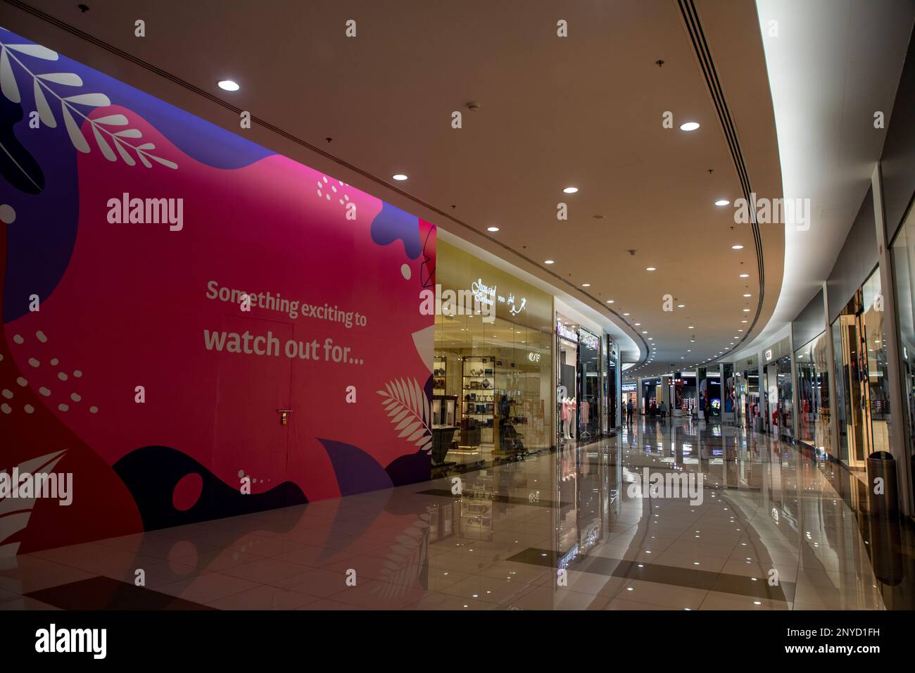 Intérieur spacieux et élégant du Seef Mall à Manama, Bahreïn, présentant un mélange vibrant d'architecture moderne au moyen-Orient. Banque D'Images