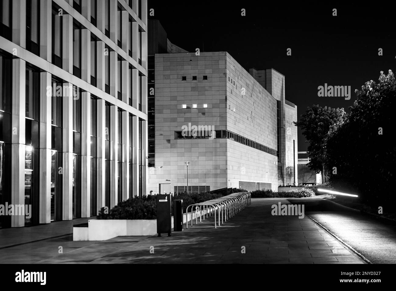 bâtiments urbains modernes la nuit, architecture moderne de la ville, photo en noir et blanc. espace urbain, pas de gens Banque D'Images