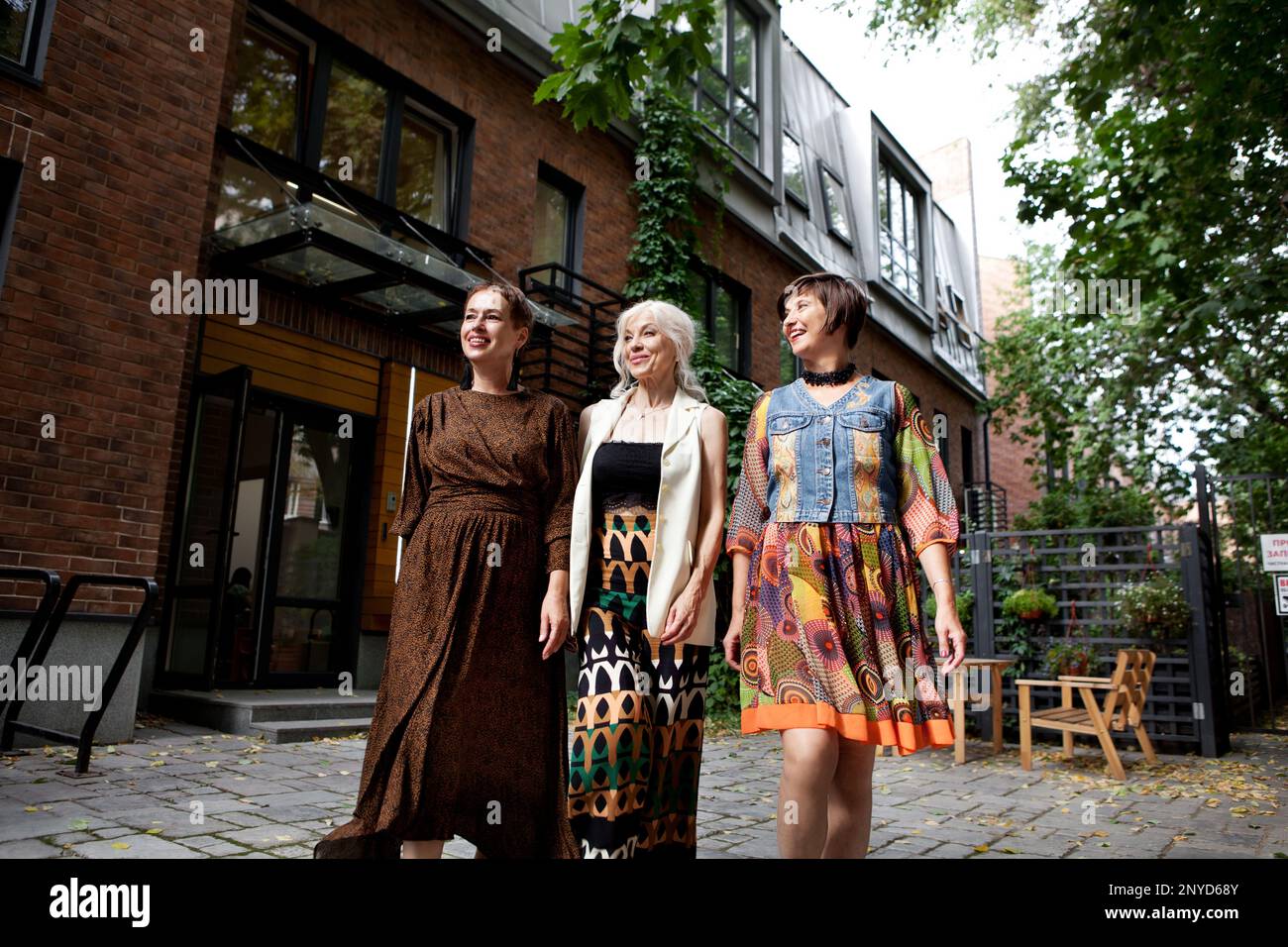 Groupe de femmes âgées à la mode ayant plaisir à marcher ville, trois amis de sexe féminin à la retraite, heureux femmes matures à l'extérieur Banque D'Images