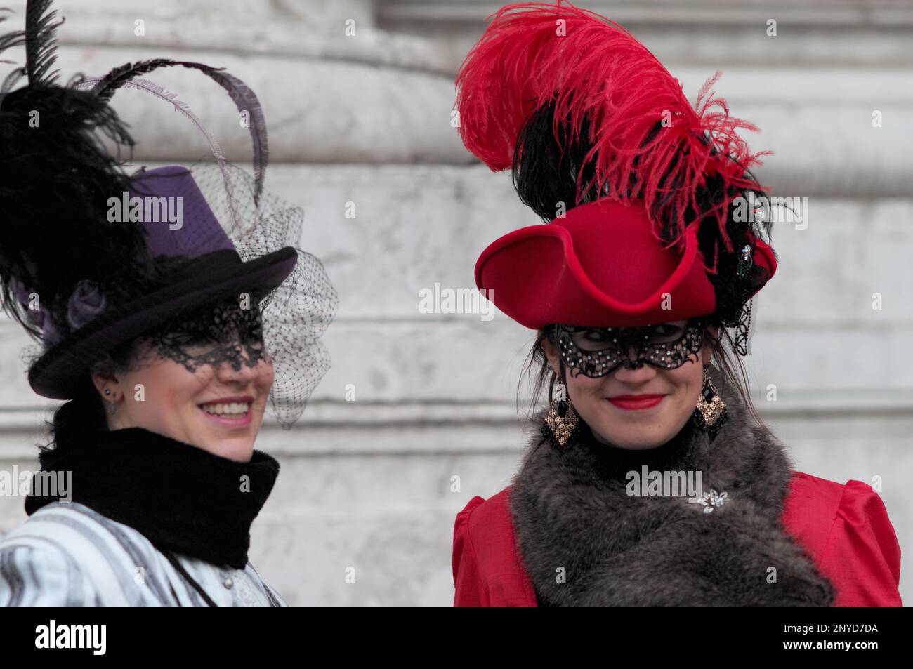 Belles filles masquées avec des chapeaux colorés, au carnaval de Venise, Italie Banque D'Images