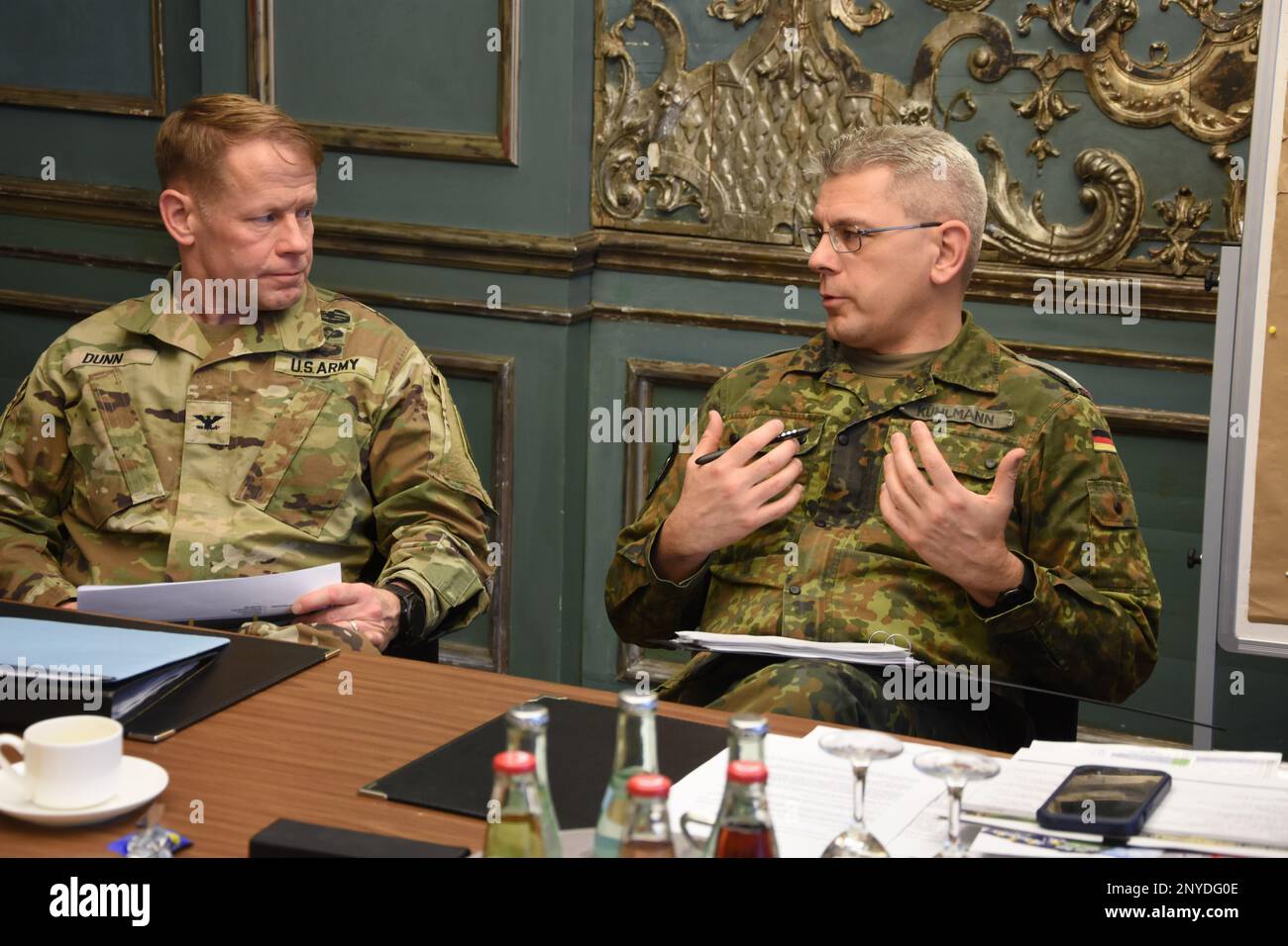 Le colonel Jon Dunn, chef de la Division des affaires internationales, G-3/5, Département du quartier général de l'Armée de terre et le lieutenant-colonel Christoph Kuhlmann, Directeur de la Direction de la coopération bilatérale multilatérale et internationale du Commandement de l'Armée allemande, discutent du Programme d'échange du personnel militaire lors des pourparlers entre les États-Unis et l'état-major de l'Armée allemande, à Munich du 24 au 26 janvier. Les deux soldats ont été les chefs de leurs délégations respectives pendant les pourparlers. Banque D'Images