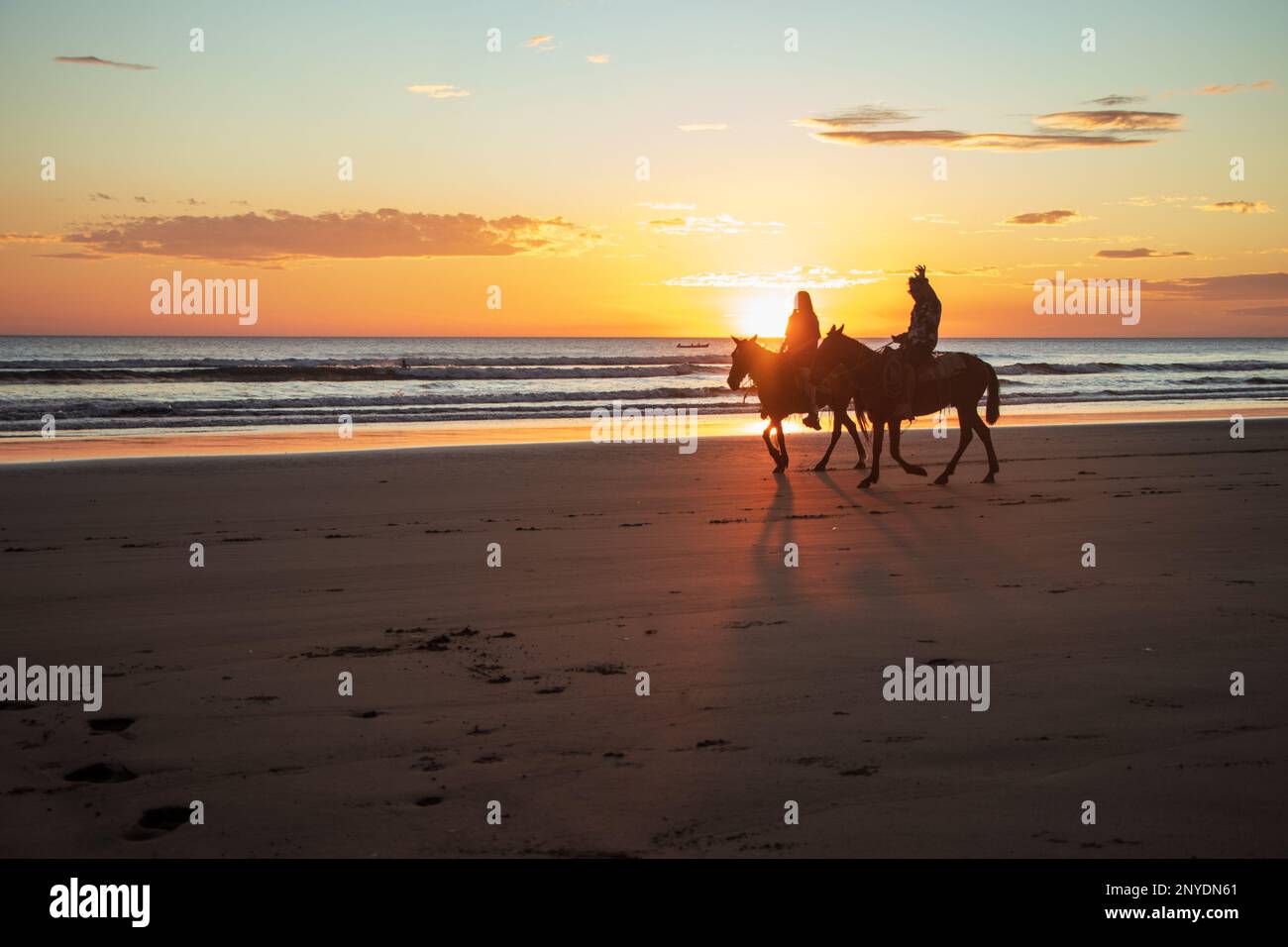 Equitation au coucher du soleil sur la plage de Jiquilillo, Chinandega, Nicaragua Banque D'Images
