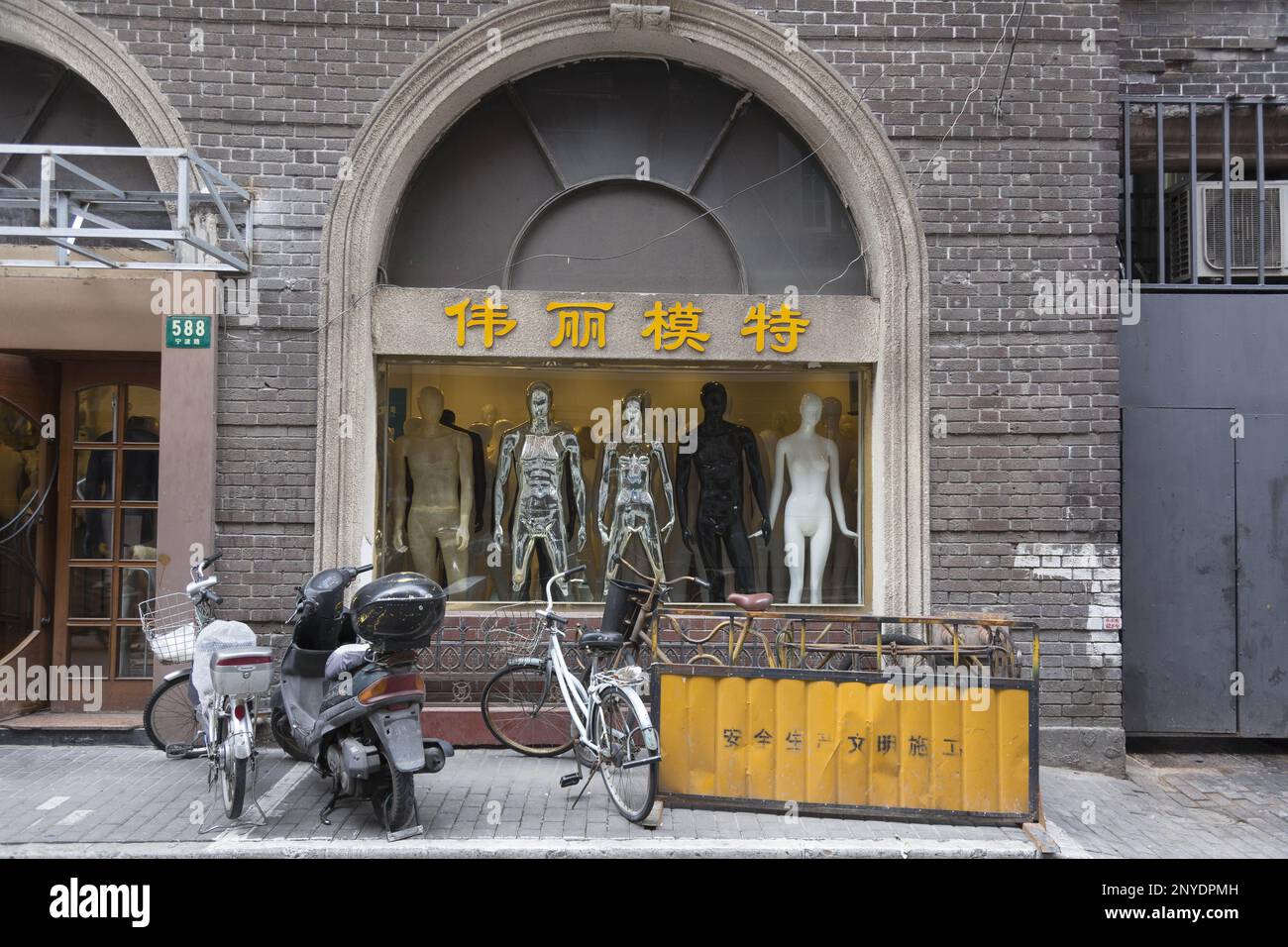 Boutique avec poupées de fenêtre en plastique Banque D'Images