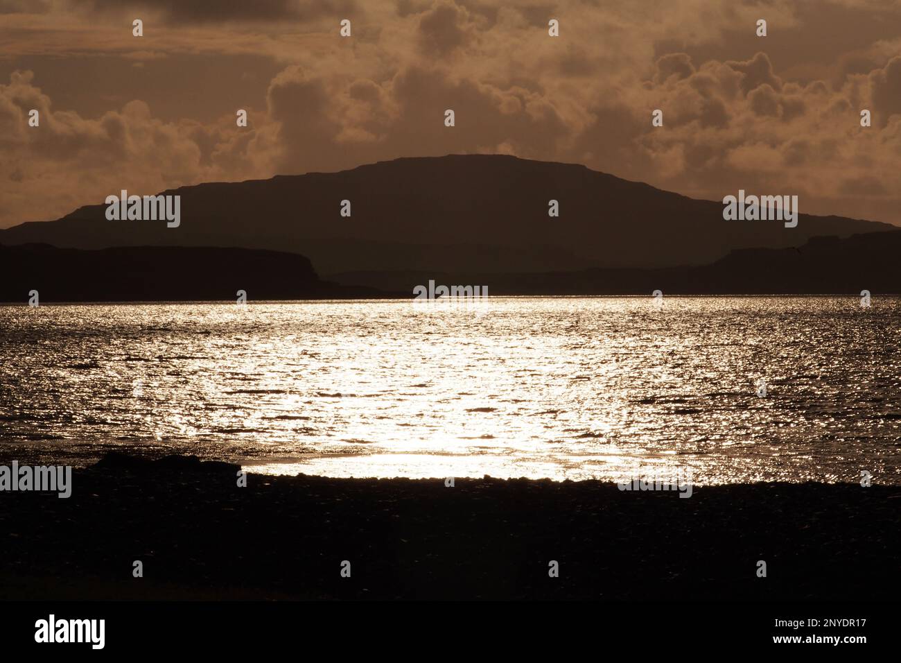 Vue monochrome sur le Loch Na keal, Mull, Écosse. Royaume-Uni lokking vers les collines au-delà et un ciel spectaculaire, gris, nuageux Banque D'Images