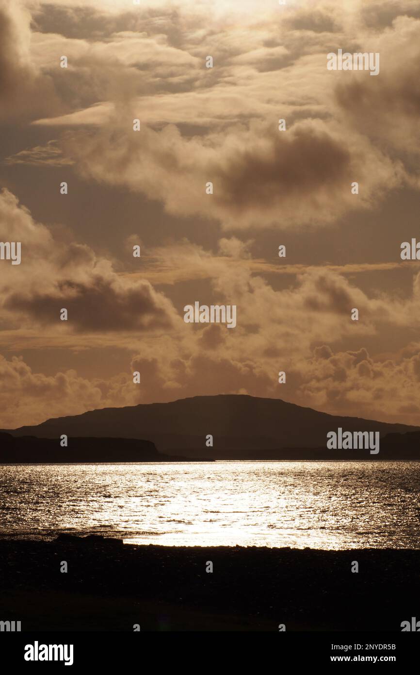 Vue monochrome sur le Loch Na keal, Mull, Écosse. Royaume-Uni lokking vers les collines au-delà et un ciel spectaculaire, gris, nuageux Banque D'Images