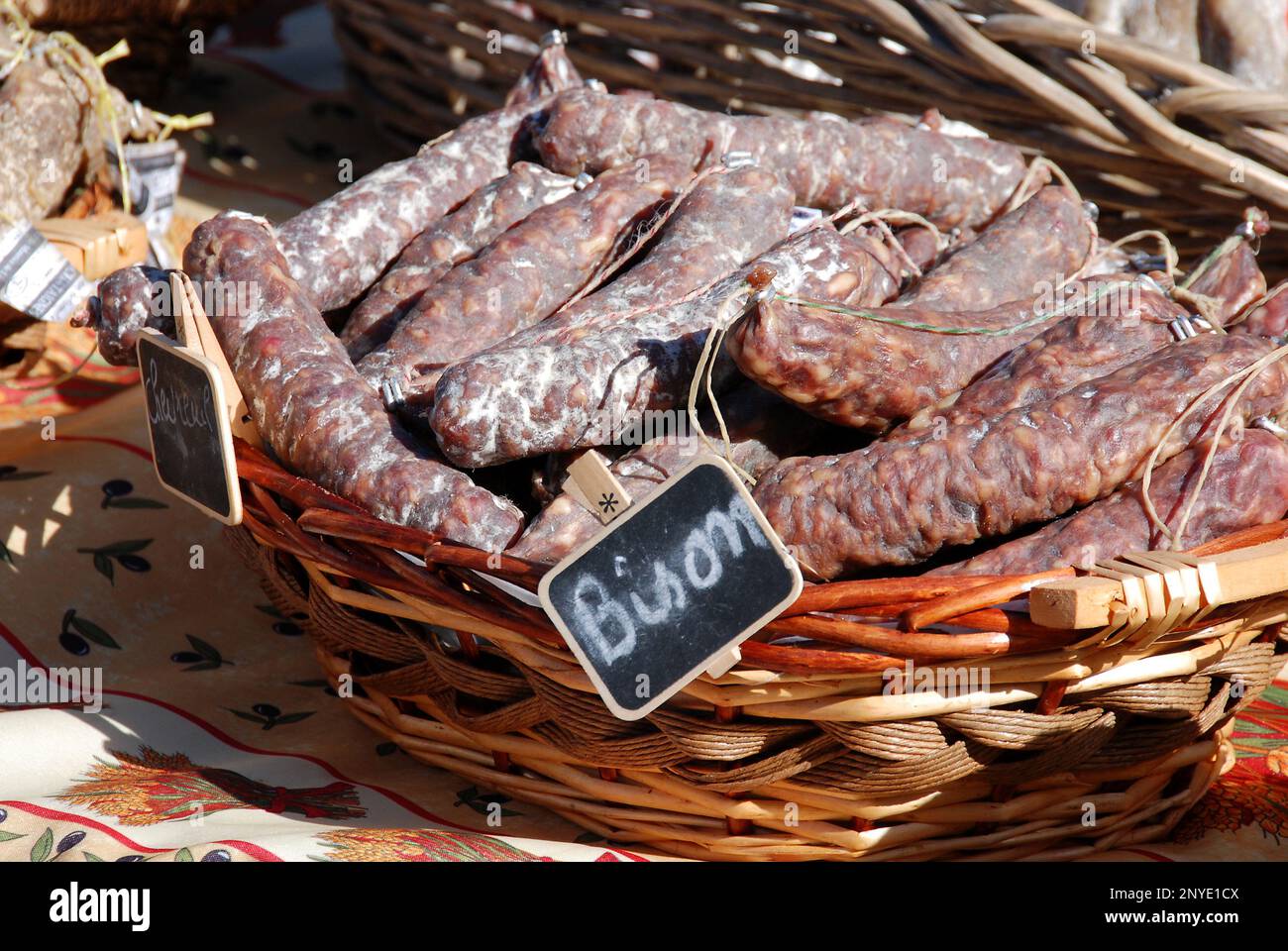Salami maison du marché provençal dans le sud de la France. Avec lettrage Bison-salami Banque D'Images