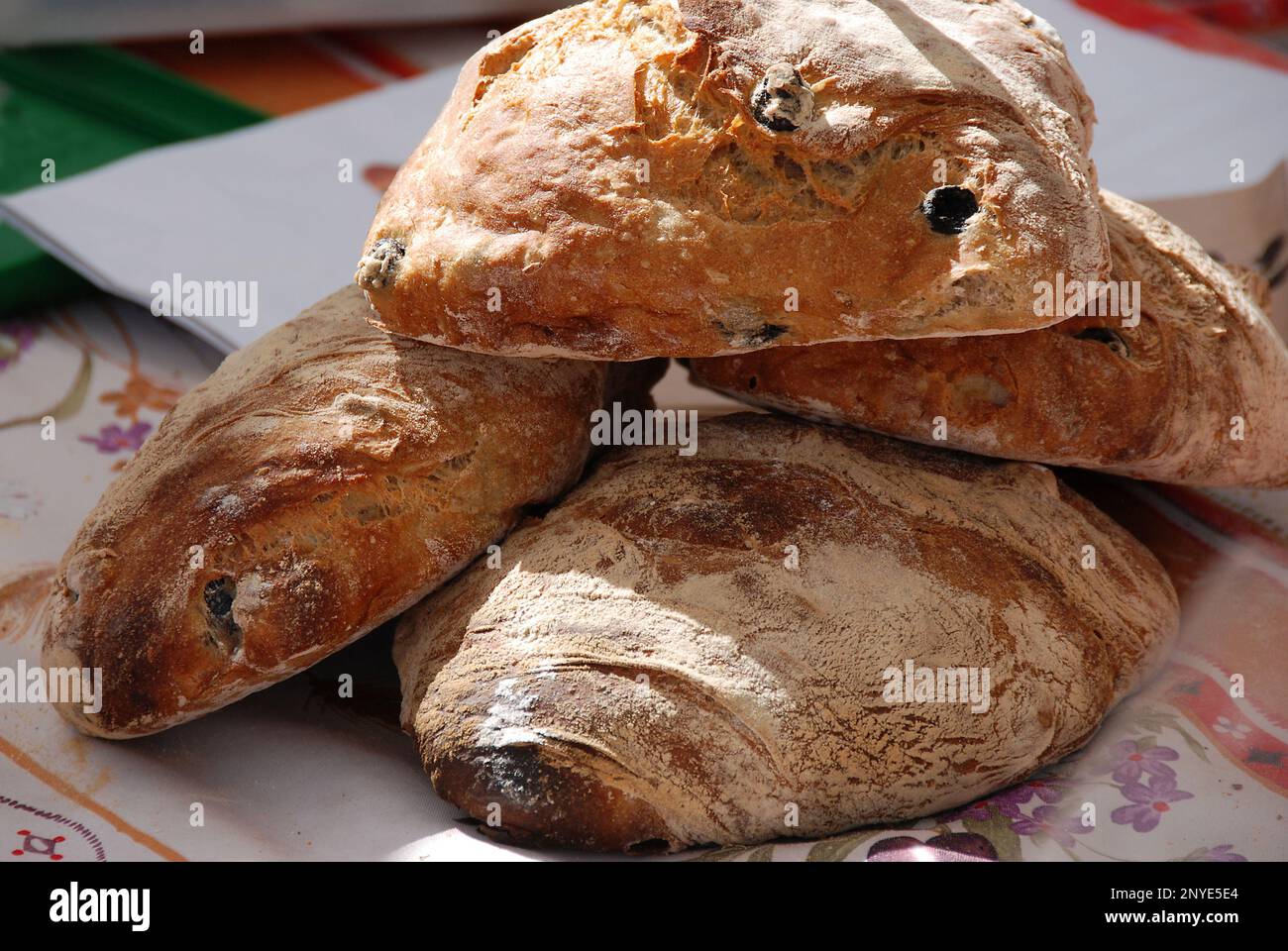 Pain Chiabatta cuit à la main sur le marché provençal Banque D'Images