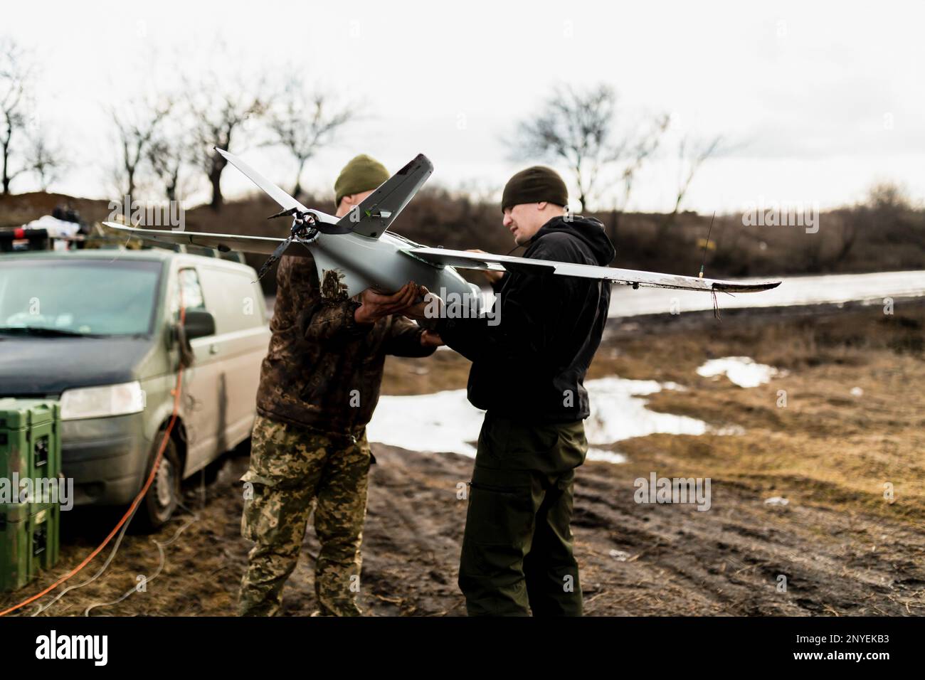 Ukraine. 28th févr. 2023. Dans la région de Donbass, deux techniciens militaires du département de drones vérifient qu'après l'atterrissage, tous les composants de l'avion de reconnaissance sont parfaitement intacts et fonctionnels, avant de commencer une nouvelle exploration aérienne. Crédit : SOPA Images Limited/Alamy Live News Banque D'Images