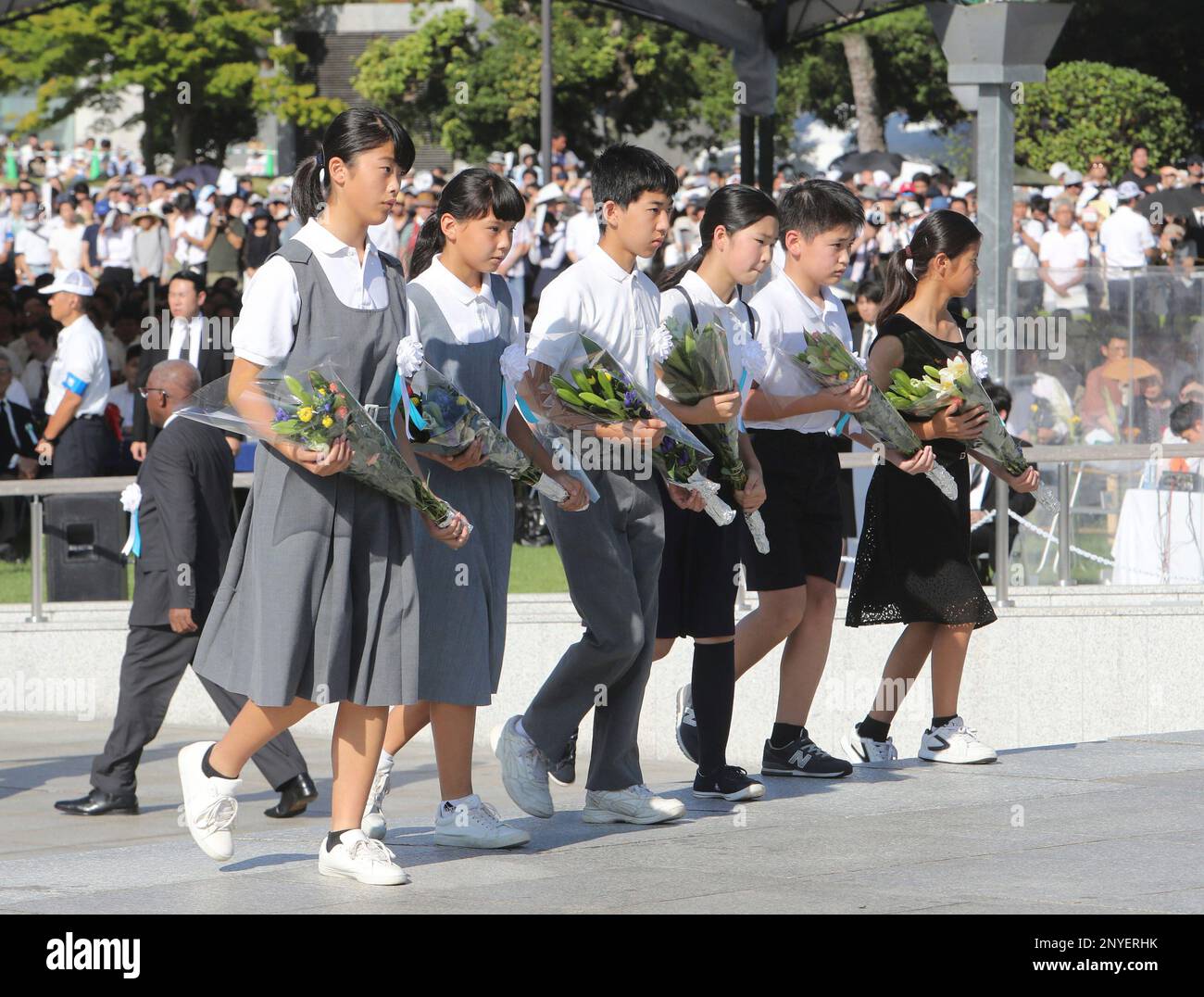 Students offer flowers for the victims of the atomic bombing of Hiroshima during a memorial ceremony of the 72th anniversary at the Peace Memorial Park in Hiroshima on Aug. 6, 2017. Many people have attended the 72th anniversary of the world's first atomic bomb that flattened the city, killing the lives of at least 140,000 people in the city.( The Yomiuri Shimbun via AP Images ) Banque D'Images