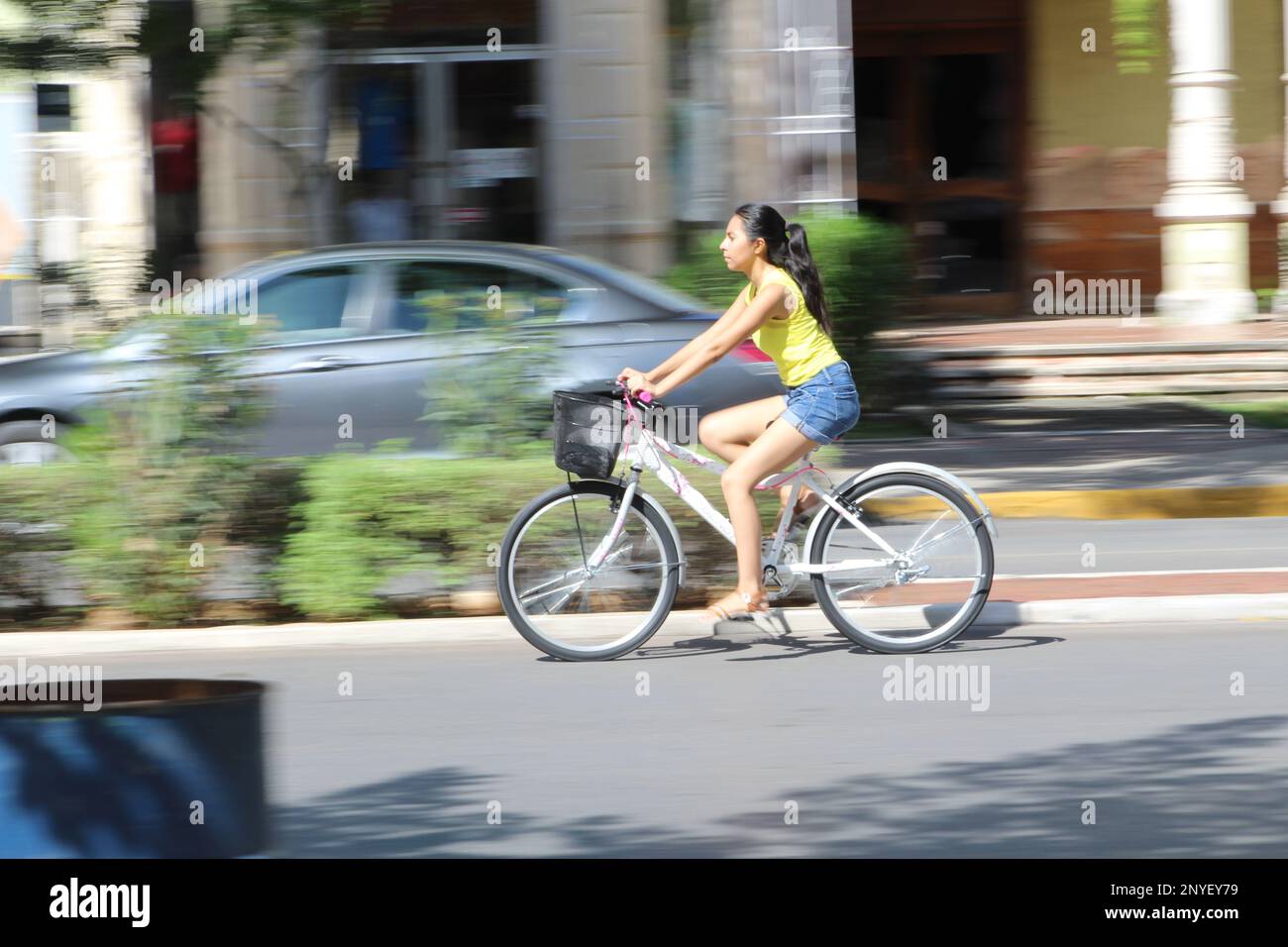 MERIDA, MEXIQUE - 9 OCTOBRE 2016 Dimanche à vélo sur le Paseo de Montejo - jeune fille à vélo Banque D'Images