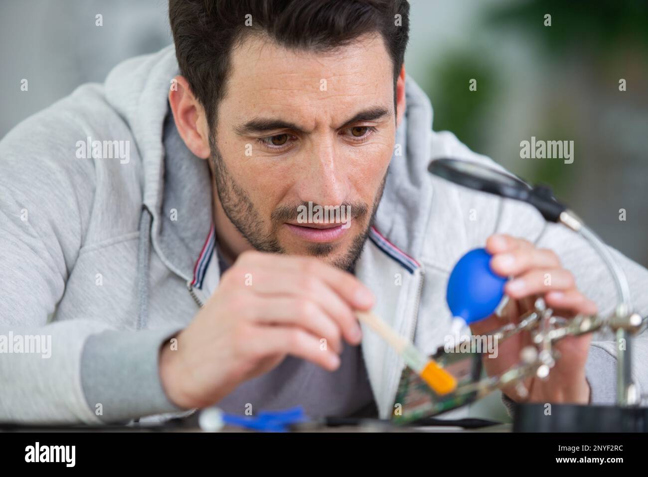 homme nettoyant la lentille de l'appareil photo Banque D'Images