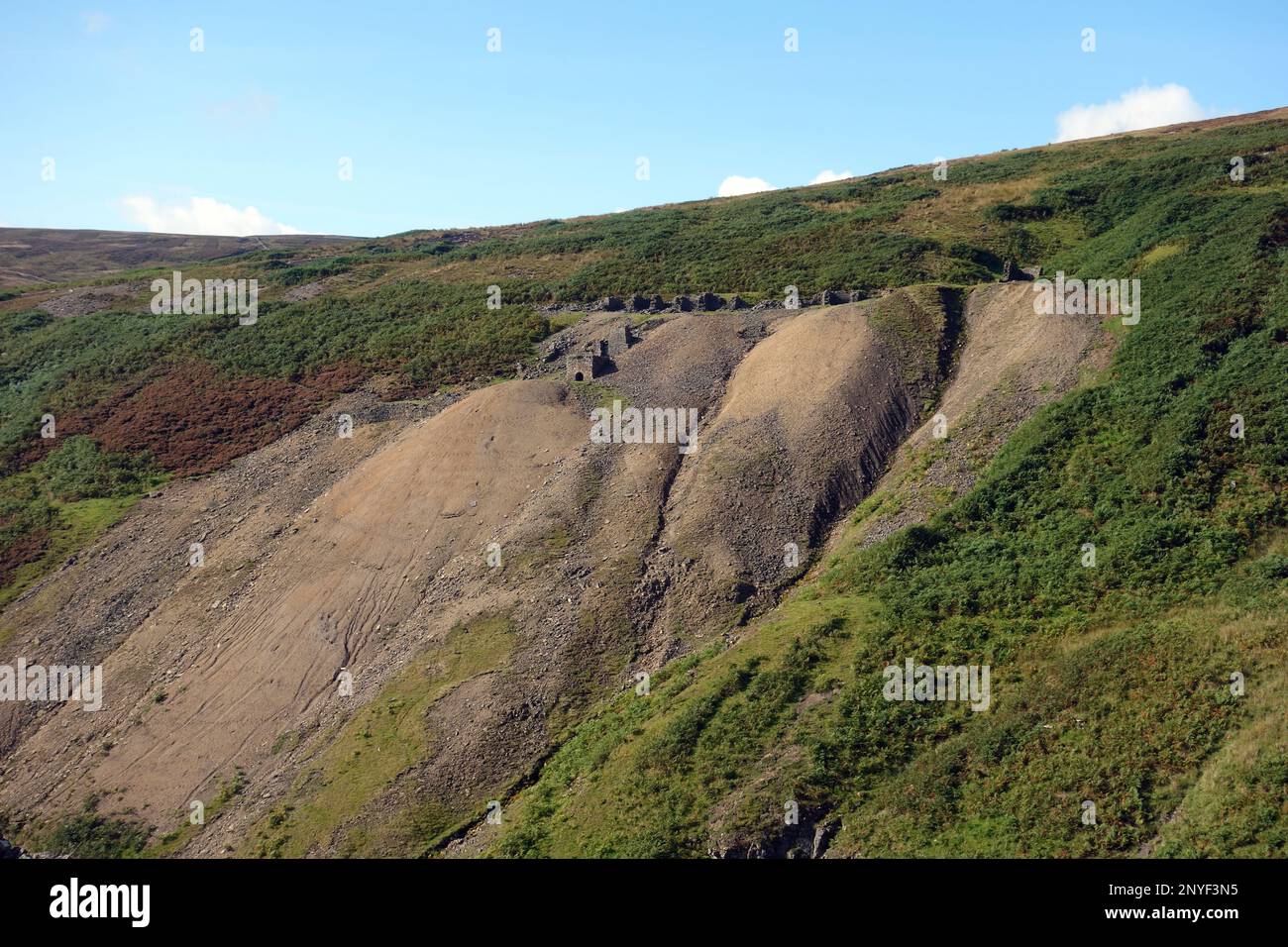 Gâtez les tas et les anciens bâtiments miniers de plomb en ruines à Gunnerside Gill, Swaledale, dans le parc national des Yorkshire Dales, Yorkshire, Angleterre, Royaume-Uni. Banque D'Images