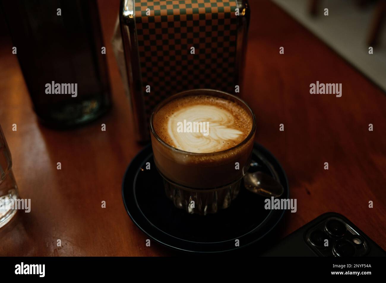 Une tasse de latte avec de beaux art latte Banque D'Images
