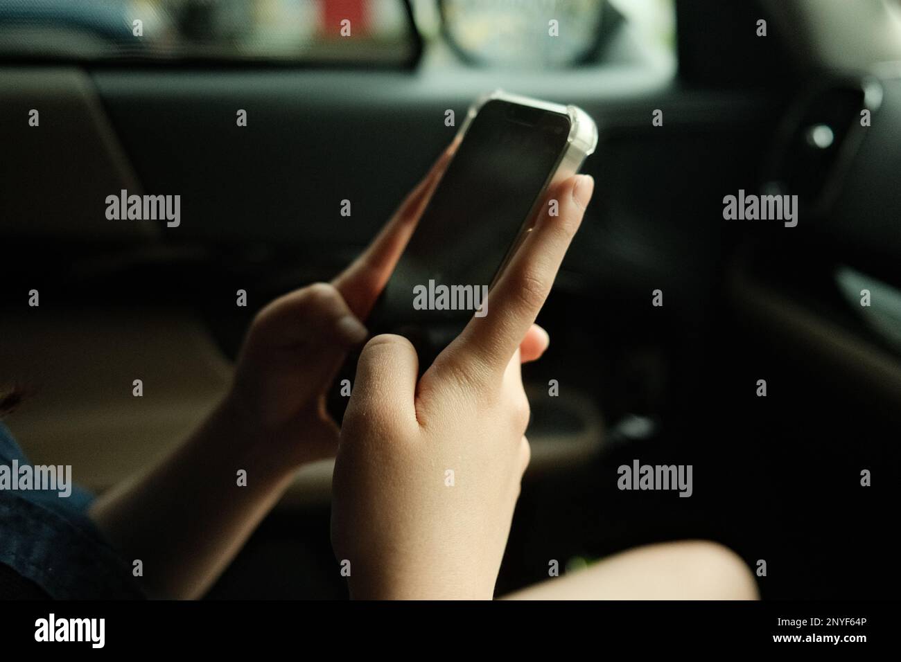 Gros plan d'une personne utilisant son smartphone Banque D'Images