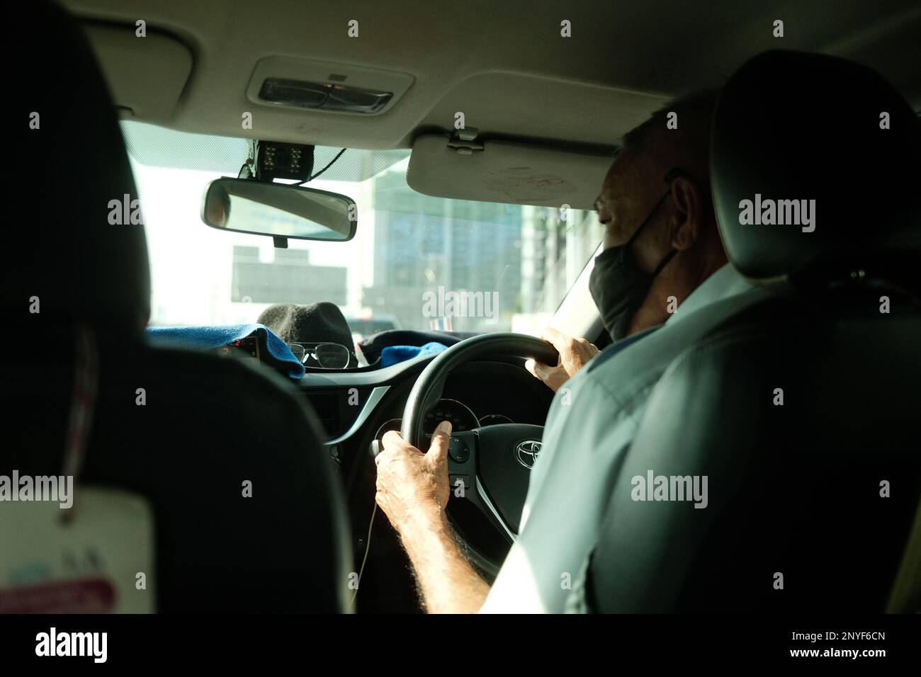 Photo du chauffeur depuis le siège arrière d'un taxi Banque D'Images