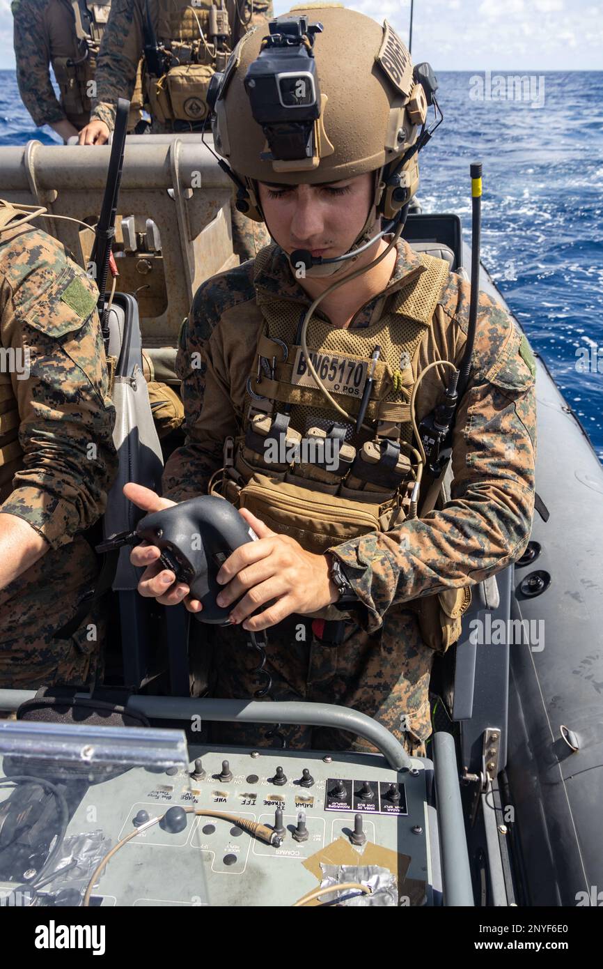 OCÉAN INDIEN (14 JANVIER 2023) – ÉTATS-UNIS Marine avec peloton de RAID maritime, 13th Marine Expeditionary Unit, exploite un air infrarouge avant de mer lors d'un exercice d'écran avant, le 14 janvier. Le MEU 13th est embarqué sur le groupe de préparation amphibie de l'île de Makin, composé du navire d'assaut amphibie USS Makin Island (LHD 8) et des navires de quai de transport amphibie USS John P. Murtha (LPD 26) et USS Anchorage (LPD 23), et opérant dans la zone d'opérations de la flotte américaine 7th. 7th Fleet est le U.S. La plus grande flotte numérotée déployée à l’avant de la Marine, et interagit et opère régulièrement avec ses alliés et partenaires dans p Banque D'Images