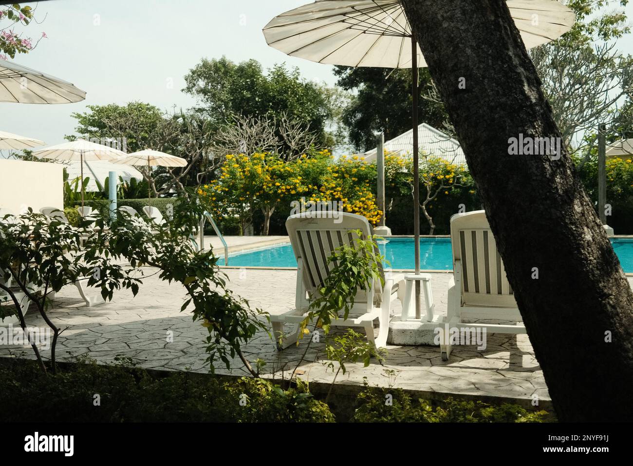 Belle piscine relaxante dans une station balnéaire de l'île Banque D'Images