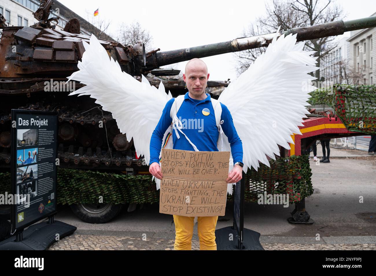 24.02.2023, Berlin, Allemagne, Europe - Ange de la paix Jonas Schmidt montre avec des ailes d'ange contre la guerre de la Russie en Ukraine devant un char. Banque D'Images